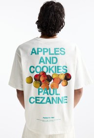 تصویر تی‌شرت با طرح نقاشی‌های سیب پل سزان برند PullAndBear Paul Cezanne'ın elma çizimleri baskılı t-shirt