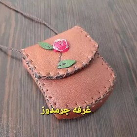 تصویر جای دعا چرم طبیعی حجم دار دست دوز جادعایی جاحرزی کیف گردنی رومانتویی 