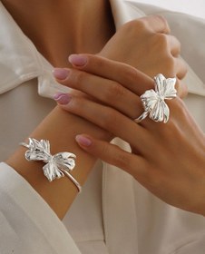 تصویر ست زنانه دستبند و انگشتر دوانگشتی نقره طرح پاپیون نانو رنگ ثابت Women's set of two-finger bracelet and ring, silver design, nano-color fixed bow