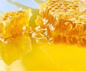 تصویر عسل با موم تازه و رنگ روشن Honey with natural beehive wax