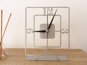تصویر ساعت رومیزی مربع مدرن فلزی با موتور تایوانی آرام گرد، رنگ کوره ای، قطر 30 