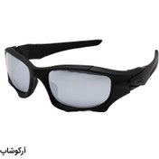 تصویر عینک آفتابی پلاریزه OAKLEY با فریم رنگ مشکی و لنز آینه‌ای و نقره ای مدل PIT BUSS - OO9137-02 