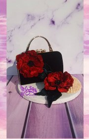 تصویر کیف مخمل شاین مشکی با سنجاق‌سینه گل 