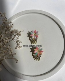 تصویر گیره‌ موی گل رزینی نگین‌دار طرح مینیمال لوکس