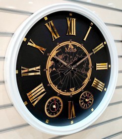 تصویر ساعت دیواری موتو سه زمانه صفحه چوبی - مشکی اعداد طلایی 