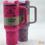 تصویر تراول ماگ استنلی طرح لویی ویتون صورتی 