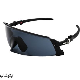 تصویر عینک ورزشی اوکلی با فریم مشکی رنگ، عدسی دودی تیره و UV400 مدل 009455 