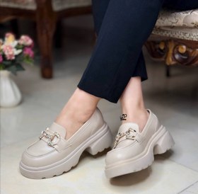 تصویر کفش کالج زنانه ورنی سایز ۳۷ تا ۴۰ رنگ کرم و مشکی 