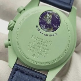 تصویر ساعت مچی عقربه ای امگا مدل Mission on Earth SO33G100 OMEGA X SWATCH