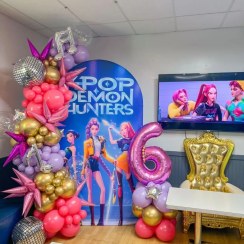 تصویر دکور تم تولد کیپاپ سفارشی 