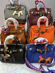 تصویر کیف هرمس دوشی و دستی زنانه با طراحی لاکچری، آویز اسب و قفل طلایی 