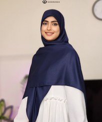 تصویر روسری کرپ‌حریر شاین قواره ۱۴۰ سرمه ای با کیفیت 