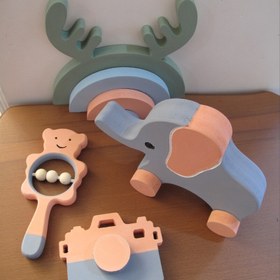 تصویر جغجغه چوبی و اسباب بازی از مجموعه سیسمونی کودک رنگاچوب 