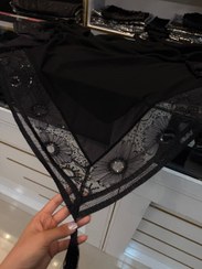 تصویر روسری مجلسی زنانه مشکی جنس سافارین | قواره ۱۲۰ با حاشیه تور کارشده و پولک دوزی 