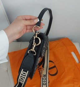 تصویر کیف دوشی زنانه DIOR مدل کلتی همراه بند بلند کنفی DIOR BAG