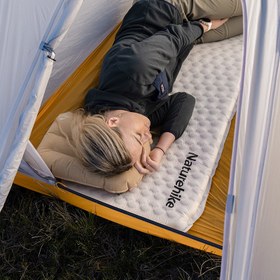 تصویر زیر انداز کیسه خواب نیچرهایک مدل Ultralight Automatic Inflatable Cushion 