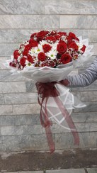 تصویر دسته‌گل میکس رز و گل‌های فصل طبیعی ترکیبی شیک، لطیف و لاکچری 