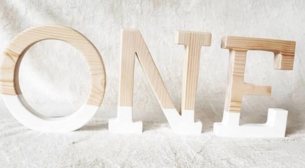 تصویر حروف چوبی وان جنس چوب روس با رنگ سفید ارتفاع 17 سانتیمتر 