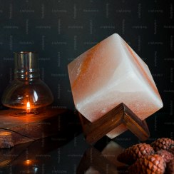 تصویر آباژور سنگ نمک مکعبی با پایه چوبی 