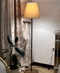 تصویر آباژور سالنی طرح ایکیا مشکی با کفی چوبی و شید سفید نیکان دکور 