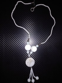 تصویر گردنی صدف سفید طبیعی طرح گرد Round design natural white oyster necklace