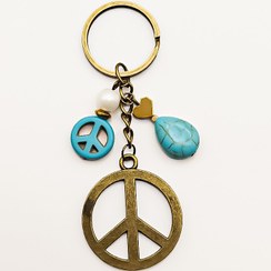 تصویر جاکلیدی آناهیتا بلتاگالری با نماد صلح و سنگ هماتیت 