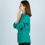 تصویر تصویر پس زمینه دختر جوان در حال دعا کردن 