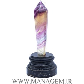 تصویر منشور سنگ فلوریت روی پایه چوبی 