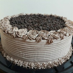 تصویر کیک شکلاتی خامه ای با فیلینگ موز و گردو 