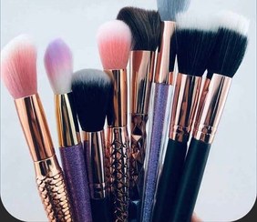 تصویر براش تكي ساده (makeup brush) در طرح و رنگهاي مختلف 