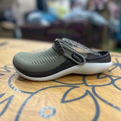 تصویر دمپایی حمام کراکس مدل لایت راید ۳۶۰ رنگ قهوه ای سفید 