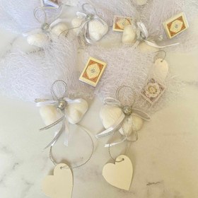 تصویر قند قلبی "دو نیمه‌ی مقدس" دو قند قلبی با دیزاین سفید و نقره‌ای، بهمراه کارت اسم عروس و داماد