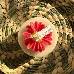 تصویر شمع استوانه‌ای طرح گل بابونه (شمع گل‌دار) 