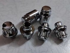 تصویر قفل رینگ و لاستیک ماشین لندکروزر toyota 