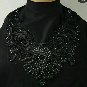تصویر حجاب گردن تیکه دوزی شده سورمه‌ای 