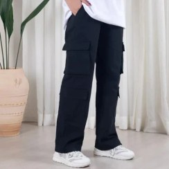 تصویر شلوار کارگو زنانه مشکی با جیب های کاربردی 