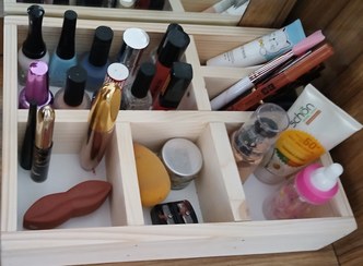 تصویر استند لوازم آرایشی چوبی wooden cosmetics stand