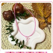 تصویر گردنبند منجق صورتی با آویز پاپیون 