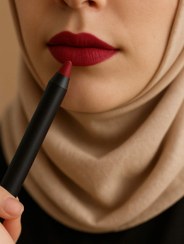 تصویر رژ لب مدادی گیاهی ( رنگ آلبالویی) 