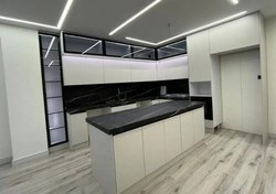 تصویر کابینت در۴قسط.هایگلاس سفید پاک چوب با دربهای دکوفیکس ونورپردازی داخلی کد۵۶۵ 