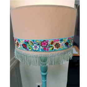 تصویر آباژور پایه بلند چوبی خراطی با شید سوزندوزی 