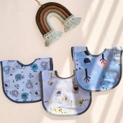 تصویر پیشبند نوزادی تم آبی طوسی برند کارترز 