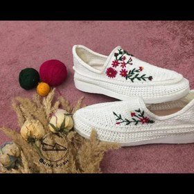 تصویر گیوه گلدوزی شده سفید 