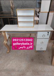 تصویر میز ناخن به همراه استند لاک کشو قفلدار 