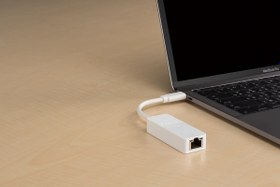 تصویر مبدل USB-C به پورت گیگابایت اترنت دی لینک DUB-E130 