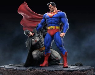 تصویر اکشن فیگور بتمن و سوپرمن 