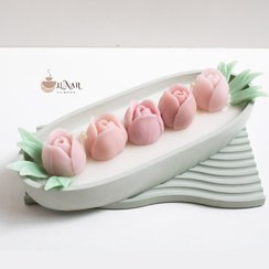 تصویر ظرف بزرگ قایقی پر شده با گلهای لاله 