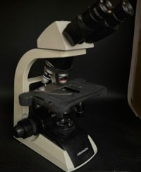 تصویر میکروسکوپ آزمایشگاهی و تحقیقاتی لبومد آمریکایی American Microscope – Leica labomed