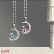 تصویر گردنبند استیل طرح گربه و قلب روی ماه 