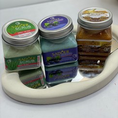 تصویر اسکراب صورت و بدن سادور رایحه توت فرنگی حجم ۳۵۰ میلی لیتر 